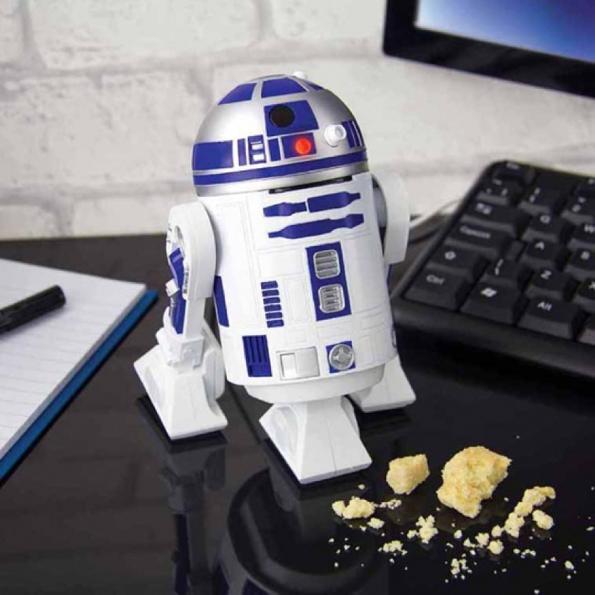 Mały "biurkowy" robot R2-D2 grzecznie wyzbiera okruszyny i...