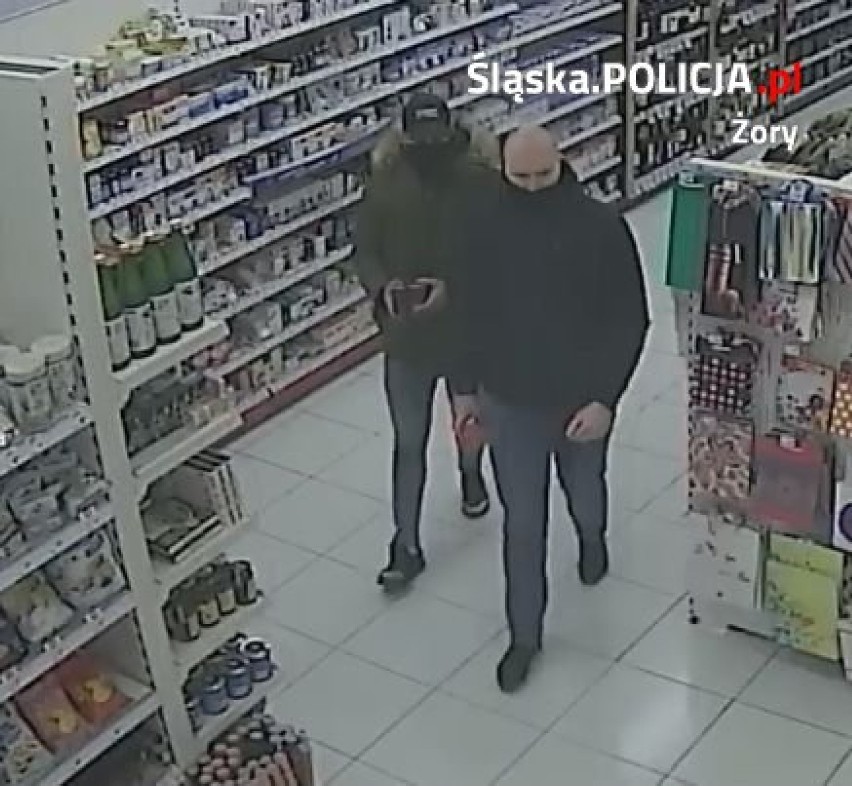 Policja z Żor szuka tych mężczyzn. Podejrzani są o kradzież...