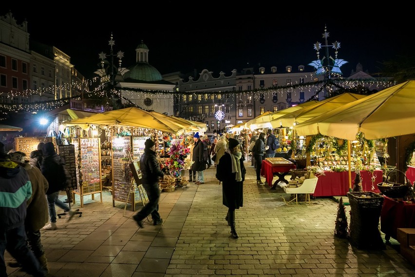 13.12.2016 krakow  
rynek glowny targi bozonarodzeniowe...