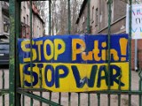 Pomorze solidarne z Ukrainą. Na ulicach miast wiece i marsze, ukraińskie flagi i iluminacje na budynkach - Gdańsk, Sopot, Człuchów
