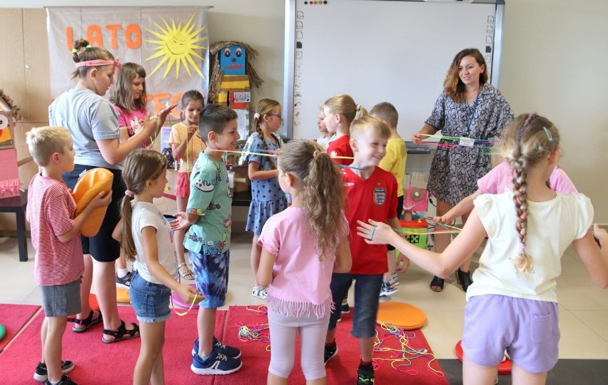 Wakacyjne zajęcia dla dzieci w Miejskiej Bibliotece Publicznej w Stalowej Woli. Uczestnicy przez zabawę zwiedzają świat! Zobacz zdjęcia