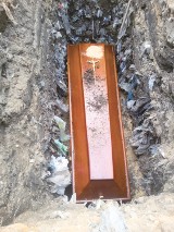 Myszkowski cmentarz komunalny pod lupą prokuratury. Czy więcej osób pogrzebanych jest w śmieciach?