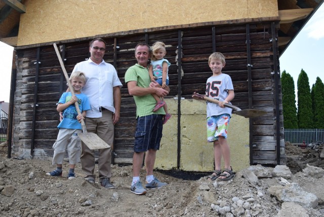 Robert Tracz (z 2,5-letnią Lilianką) przed remontowanym domem. Obok synowie - 7-letni Miłosz i 8-letni Szymon oraz Marek Podraza