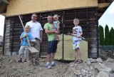 Remontują dom dla samotnego ojca i piątki jego dzieci