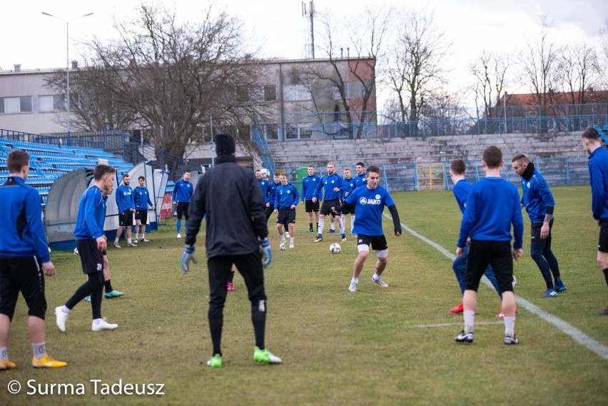 Piłkarze Błękitnych na treningu na stadionie przy ulicy...