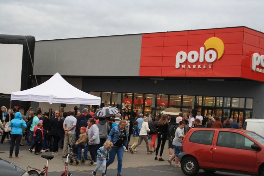 Tłumy przed POLOmarketem w Pyzdrach - co działo się na dziedzińcu sklepu?