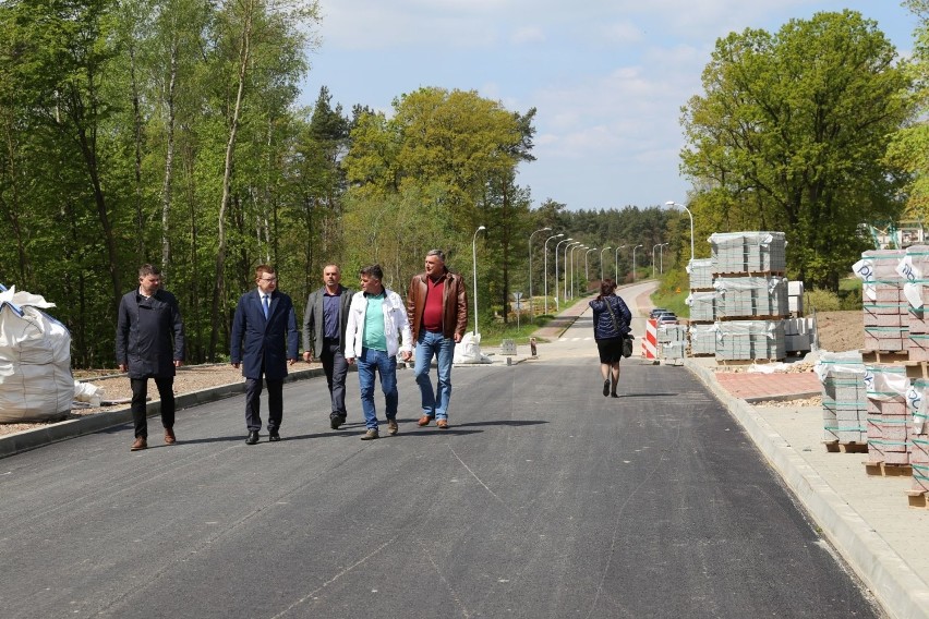 Trwa budowa ulicy Nowe Piaski w Ostrowcu. Będzie pierwsze w mieście "aktywne" przejście dla pieszych [ZDJĘCIA]