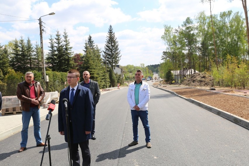 Trwa budowa ulicy Nowe Piaski w Ostrowcu. Będzie pierwsze w mieście "aktywne" przejście dla pieszych [ZDJĘCIA]