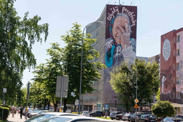 Nowy mural Up To Date przy ul. Skłodowskiej w Białymstoku "Wyślij Pocztówkę do Babci" już gotowy