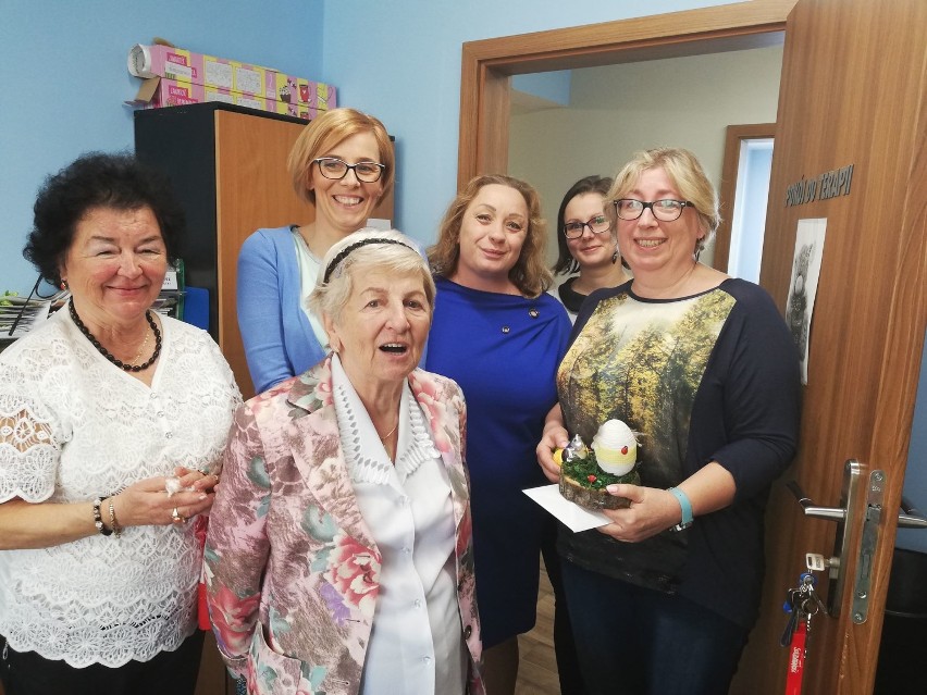 Ostrowianie z Dziennego Domu "Senior +" wraz z Biblioteką Pedagogiczną w Ostrowie Wielkopolskim wykonywali baranki z masła i pisanki
