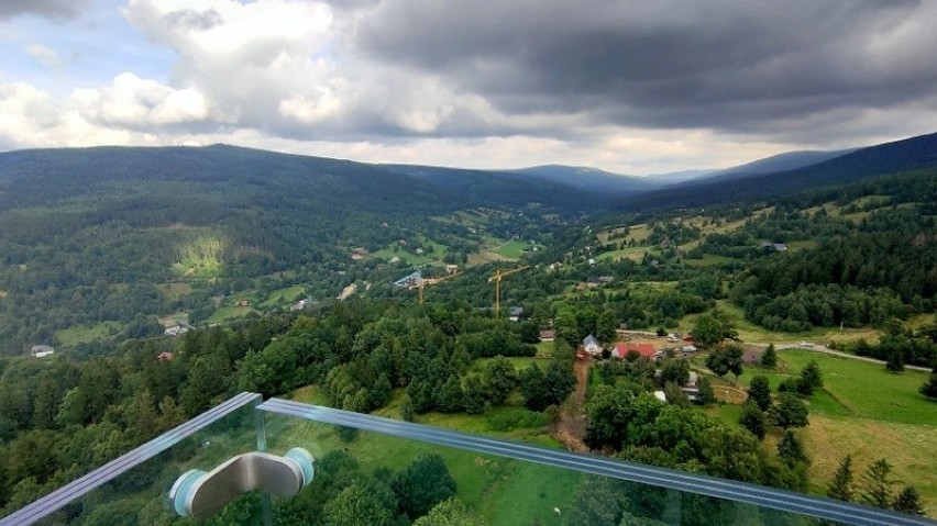 Taki widok roztacza się z wieży Sky Walk w Świeradowie...