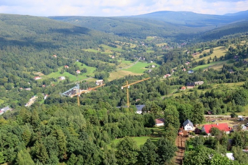 Taki widok roztacza się z wieży Sky Walk w Świeradowie...