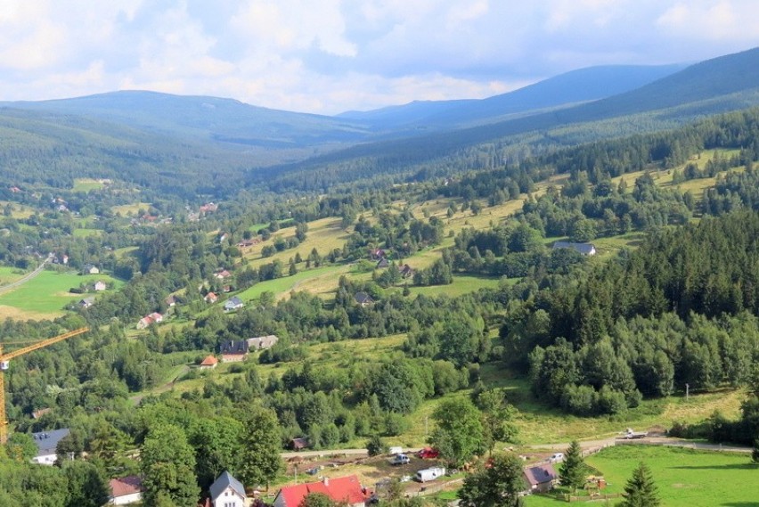 Taki widok roztacza się z wieży Sky Walk w Świeradowie...