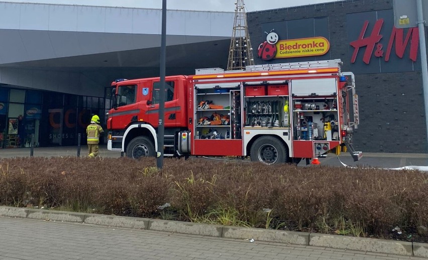 Ćwiczenia strażaków pod Quick Parkiem w Mysłowicach.