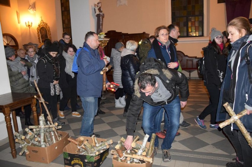 Ekstremalna Droga Krzyżowa w Chodzieży: Próba dla ciała i dla ducha [FOTO]