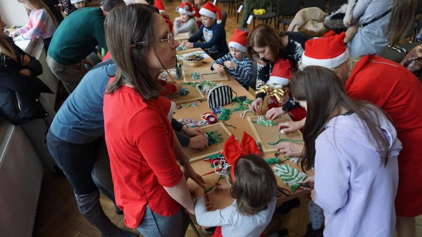 Impreza u Świętego Mikołaja w Krajeńskim Ośrodku Kultury. Elfy, bombki, pracownia artystyczna i wspólne kolędowanie