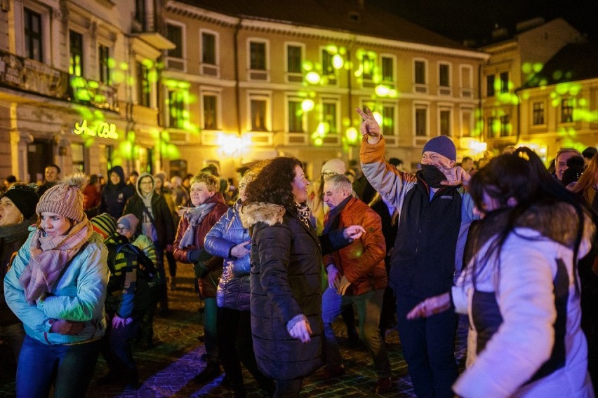 Tarnowianie bez fajerwerków, ale w tanecznych rytmach przywitali Nowy Rok [DUŻO ZDJĘĆ]