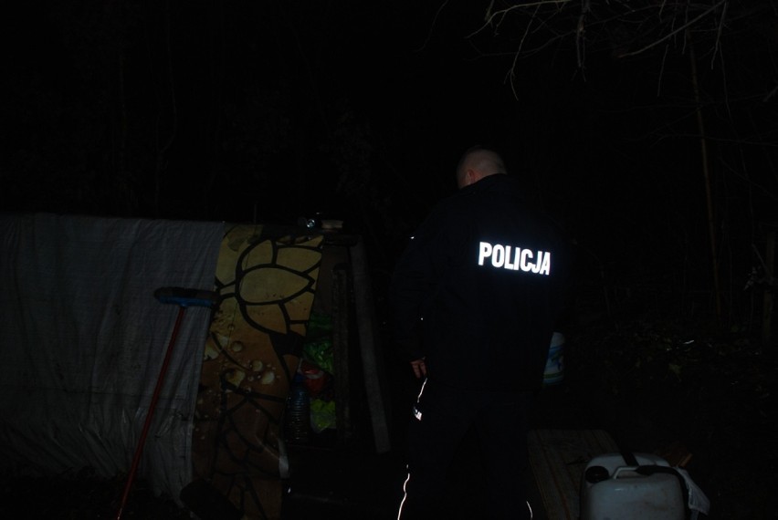 Pruszcz Gd.: Policja sprawdzała miejsca, w których przebywają bezdomni