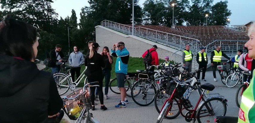 Uczestnicy rajdu rowerowego tym razem wyruszyli wieczorem
