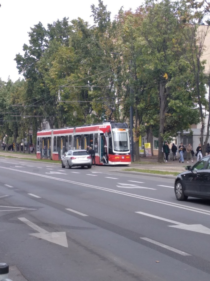Wypadek tramwaju w Częstochowie - ZDJĘCIA. Doszło do zderzenia z osobówką. Torowisko w kierunku Rakowa było zablokowane
