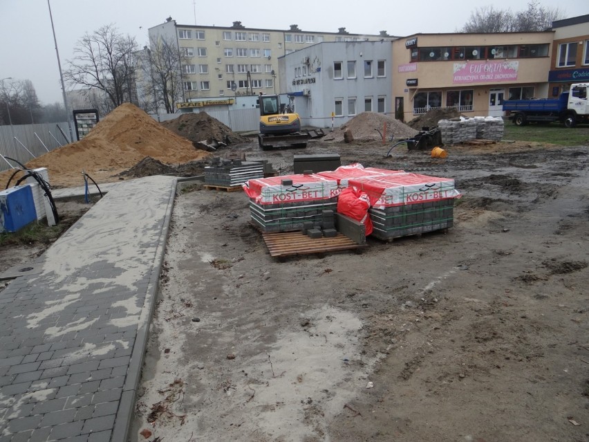 Trwa budowa skweru przy ul. Piastowskiej w Radomsku. Jak...