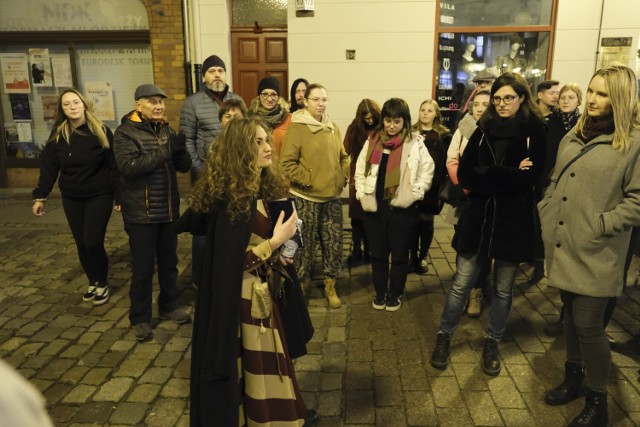 Mroczne sekrety Torunia – pod takim hasłem wyruszyli dziś torunianie i mieszkańcy okolicznych miejscowości na spacer po zakamarkach Starego Miasta.