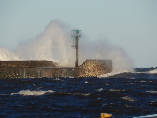 Pogoda w Ustce. Jest słonecznie ale bardzo wietrznie. Na Bałtyku sztorm(zdjęcia)
