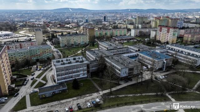 W budynku dawnej szkoły przy ulicy Jeziorańskiego w Kielcach powstaną mieszkania. 

Zobacz kolejne zdjęcia