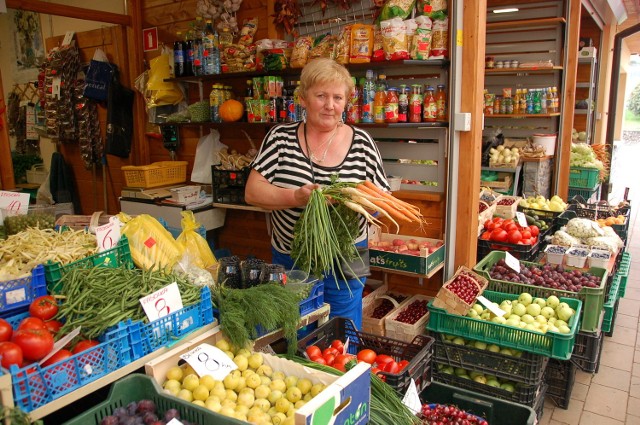 Danuta Olchawska handluje na tarnowskim Burku. - Ceny warzyw i owoców tak niskie, jak teraz, nie były już dawno - zachęca. Tłumów kupujących, zwłaszcza owoce, jednak nie widać. Już nie wszystkim chce się przygotowywać przetwory na zimę