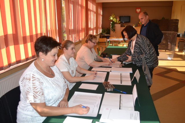 Mieszkańcy głosowali w dwóch obwodowych komisjach wyborczych: w szkole przy ul. Dworcowej oraz w szkole przy ul. Pomianowskiego.