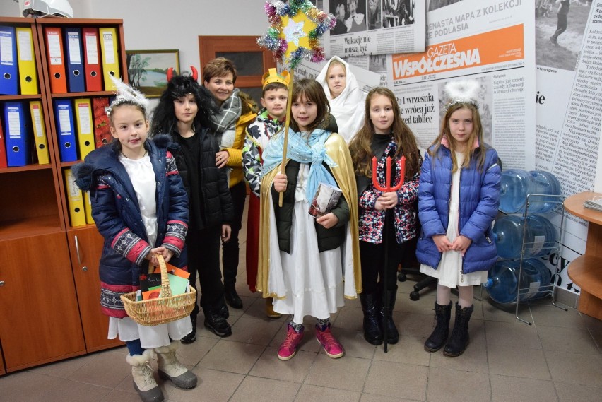 Kolędnicy ze Szkoły Podstawowej nr 6 w Suwałkach odwiedzili redakcję Nowin Suwalskich (zdjęcia)