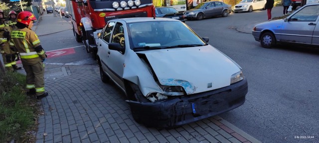 W wypadku uczestniczyły dwa samochody: fiat i volkswagen. Są duże utrudnienia w ruchu w tym rejonie Tarnowa