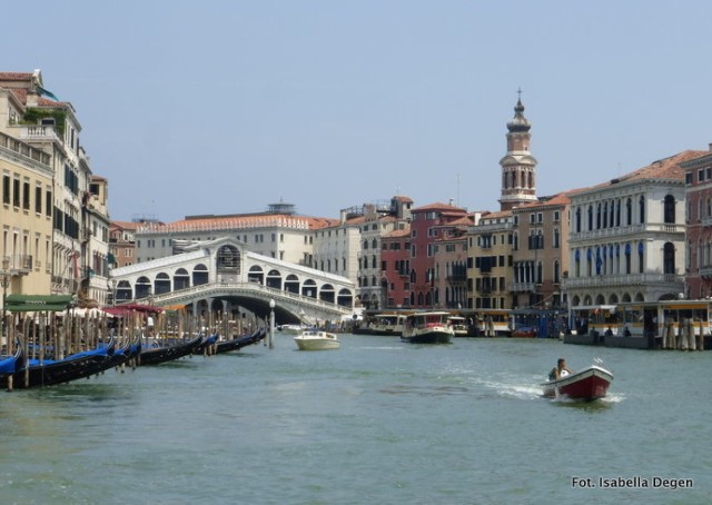Wycieczka tramwajem wodnym vaporetto to doskonała okazja do poznania historii Wenecji, zobaczenia jej pałac&oacute;w, ogrod&oacute;w, magazyn&oacute;w i targowisk.
Na Kanale Grande - przystanek i kierunek most Rialto. Fot.Isabella Degen