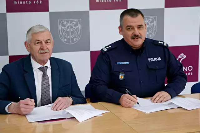 Porozumienie podpisali: prezydent Zbigniew Burzyński i mł. inspektor Wojciech Świercz, Komendant Powiatowy Policji w Kutnie.