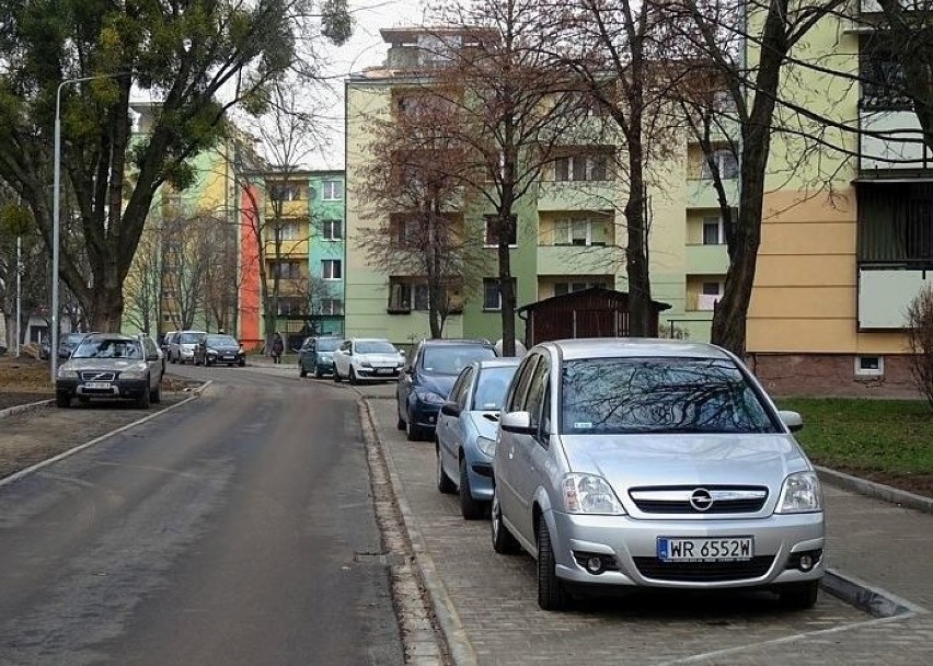 Budują ulice na radomskim osiedlu XV-lecia. Będzie więcej miejsc parkingowych, chodniki i nowy asfalt. Zobacz, jaki jest postęp prac