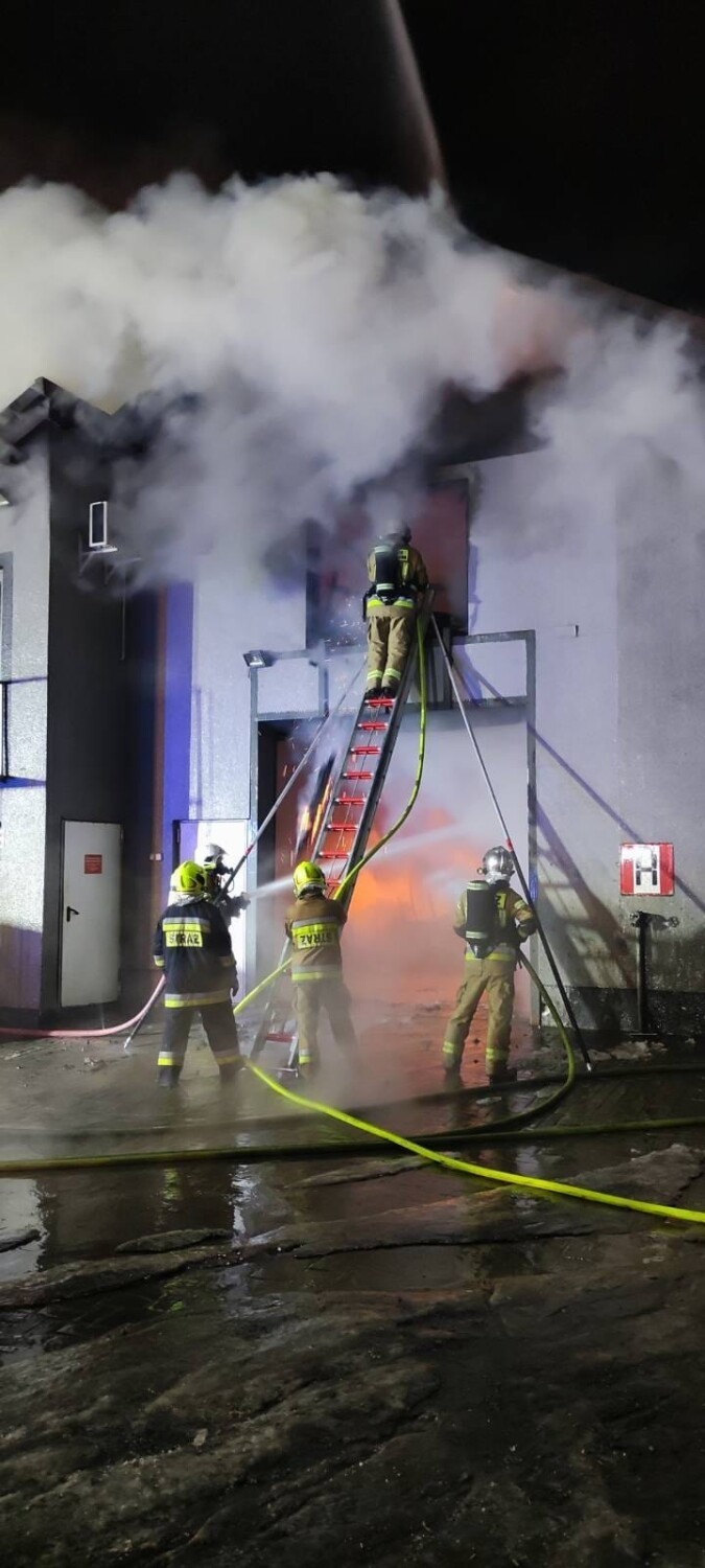 Takiego pożaru dawno w Kartuskiem nie było - płonęła hala warsztatowa w Dzierżążnie