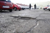 Dziurawy parking na Grota Roweckiego