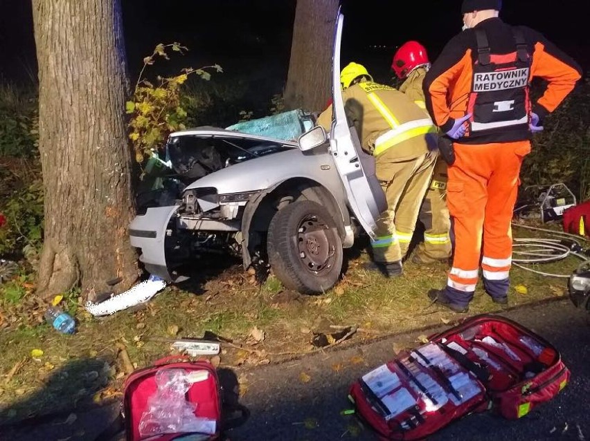 Szymankowo. Wypadek na drodze powiatowej w gminie Lichnowy. Dwie osoby ranne po uderzeniu samochodu w drzewo