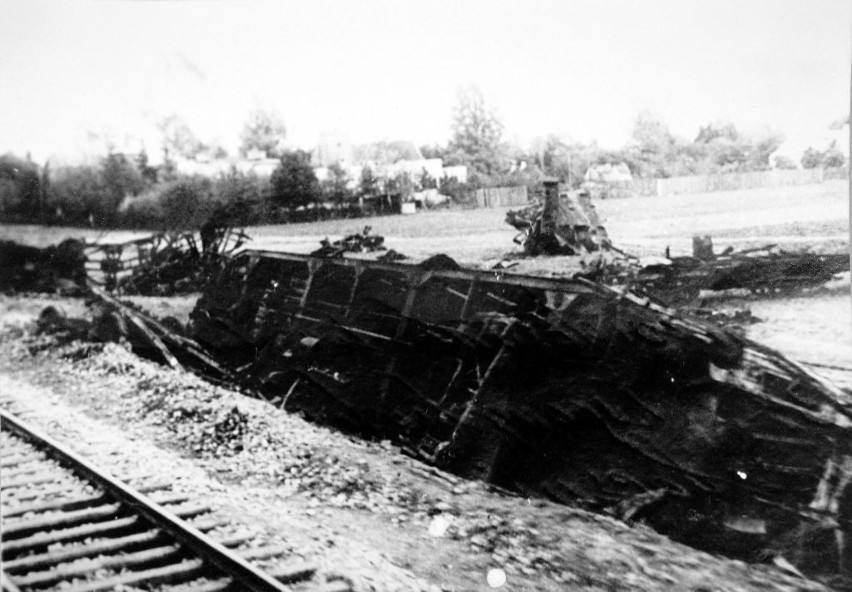 Kolejne zbombardowane wagony na szlaku kolejowym pod Kutnem