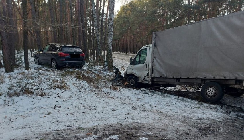 Zderzenie dwóch pojazdów na krajowej 74 w Zofii. Dwie osoby trafiły do szpitala 