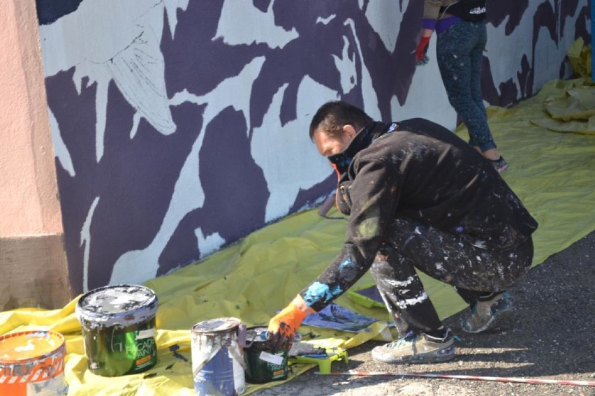 Rybołów w Pile nabrał kolorów. Mural jest już prawie gotowy! 