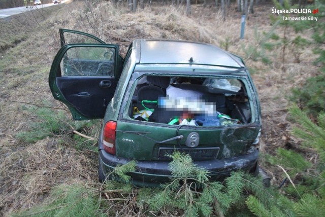 Samochód dachował w rowie. Policjanci po służbie pomogli poszkodowanej rodzinie