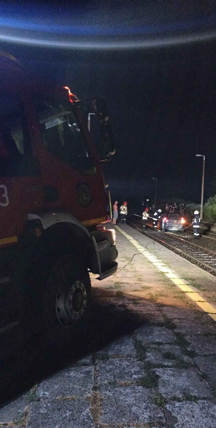 Porzucone auto na torach kolejowych w Pinczynie ZDJĘCIA 