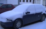 Uwaga! Mandat grozi za nieodśnieżone auto albo za zbyt długi postój z włączonym silnikiem