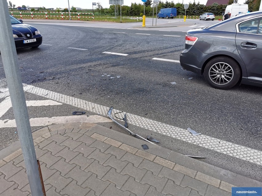 Wypadek na drodze Włocławek - Brześć Kujawski. Bus zderzył się z osobowym fordem [zdjęcia]