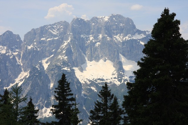 Malownicze Monte Santo di Lussari atrakcyjne jest zarówno latem, jak i zimą. To święta góra nie tylko pielgrzymów, ale także narciarzy i turystów. Jest też doskonałym punktem wypadowym m.in. w Alpy Julijskie