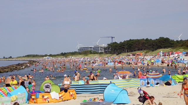 Tłumy na plaży wschodniej w Darłówku (nadmorskiej części Darłowa)