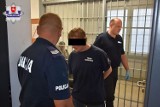 Włamanie w Kraśniku. Sprawcy wybili szybę w sklepie i ukradli alkohol i papierosy. Zatrzymała ich policja