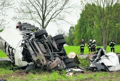 Kierowca ciężarówki zjechał do rowu, by uniknąć zderzeń z kolejnymi samochodami