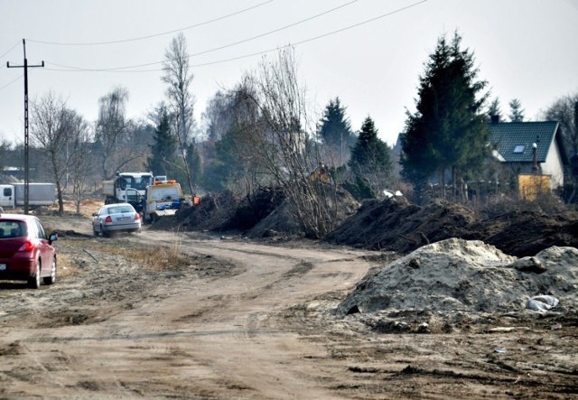 Nowy odcinek trasy N-S połączy ulicę Czarnoleską i Żakowicką oraz Nowomłodzianowską. Droga jest prowadzona nowym śladem wzdłuż torów kolejowych.